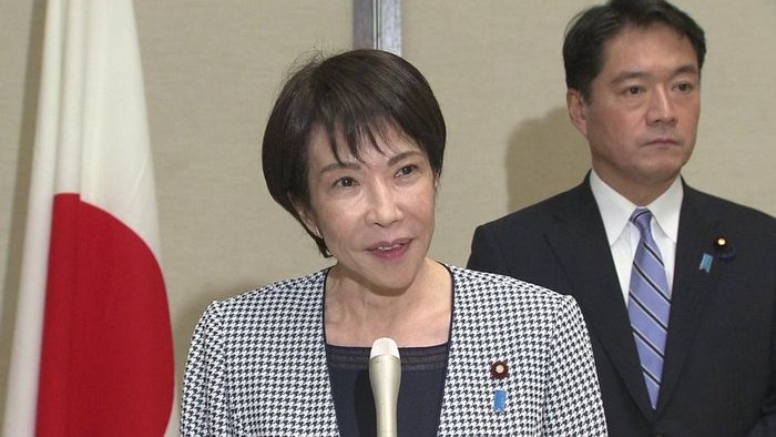 다카이치 사나에 일본 총리가 25일 말레이시아 쿠알라룸푸르에서 기자단에게 도널드 트럼프 미국 대통령과 전화 통화를 했다는 소식을 전하고 있다. [총리실]