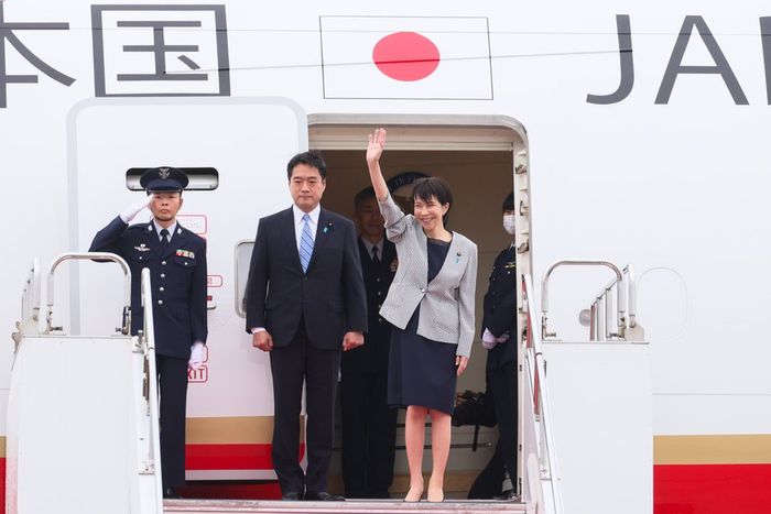 다카이치 사나에 일본 총리가 25일 ASEAN 정상회의 참석을 위해 말레이시아 쿠알라룸푸르로 향하기에 앞서 일본 도쿄 하네다공항에서 인사하고 있다. [총리실]