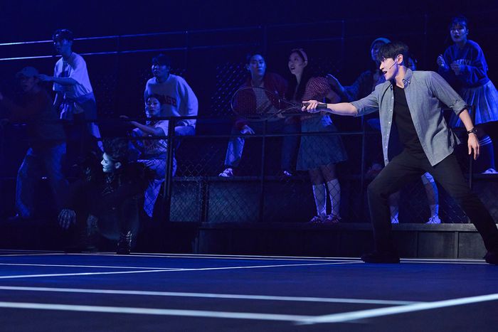 뮤지컬 ‘데스노트’에서 주인공 ‘야가미 라이토’를 연기하는 조형균 배우가 공연의 하이라이트 테니스 장면에서 ‘놈의 마음속으로’를 부르고 있다. [오디컴퍼니]