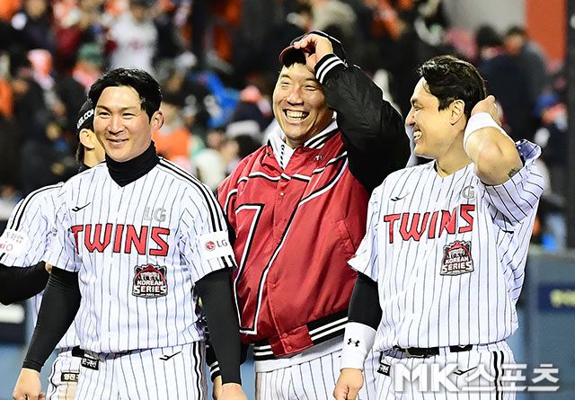 27일 오후 잠실구장에서 열린 ‘2025 신한 SOL Bank KBO 포스트시즌’ 한화 이글스와 LG 트윈스의 한국시리즈(7전 4선승제) 2차전에서 LG가 투런포 포함 4안타 5타점의 문보경과 투런포 포함 2안타 4타점의 박동원의 활약속에 13-5 대승을 거뒀다. 연승을 거둔 LG 오지환, 김현수, 박동원이 환하게 미소짓고 있다. 사진(잠실 서울)=김영구 기자