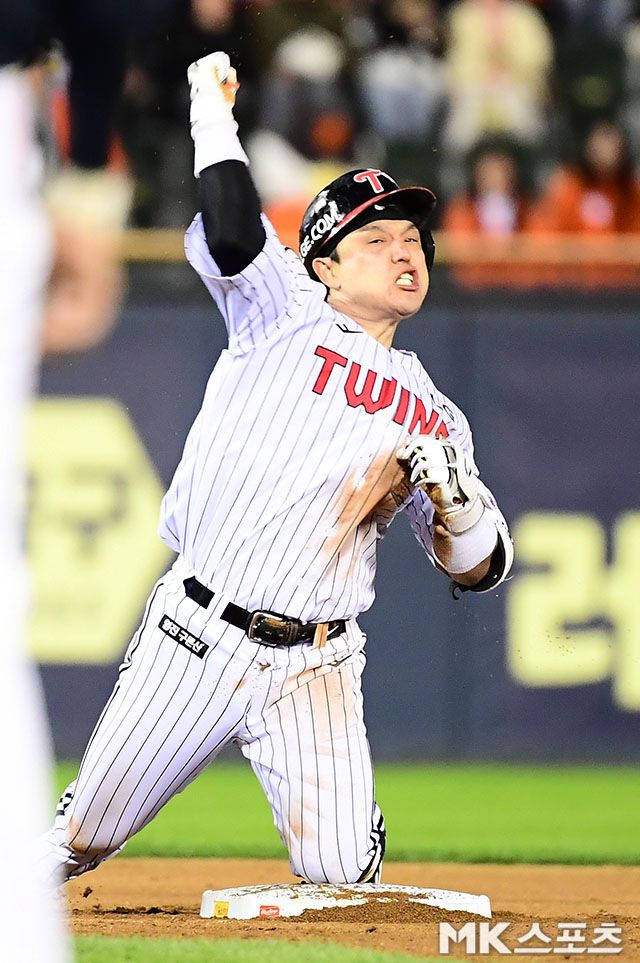 27일 오후 잠실구장에서 ‘2025 신한 SOL Bank KBO 포스트시즌’ 한화 이글스와 LG 트윈스의 한국시리즈(7전 4선승제) 2차전이 열렸다. 2회말 무사 만루에서 LG 박동원이 2타점 2루타를 치고 진루한 후 환호하고 있다. 사진(잠실 서울)=김영구 기자