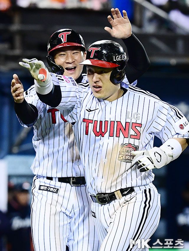 27일 오후 잠실구장에서 ‘2025 신한 SOL Bank KBO 포스트시즌’ 한화 이글스와 LG 트윈스의 한국시리즈(7전 4선승제) 2차전이 열렸다. 3회말 2사 1루에서 LG 박동원이 투런홈런을 치고 환호하고 있다. 사진(잠실 서울)=김영구 기자