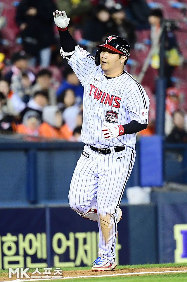 27일 오후 잠실구장에서 ‘2025 신한 SOL Bank KBO 포스트시즌’ 한화 이글스와 LG 트윈스의 한국시리즈(7전 4선승제) 2차전이 열렸다. 8회말 2사 1루에서 LG 문보경이 좌월 투런홈런을 치고 그라운드를 돌고 있다. 사진(잠실 서울)=김영구 기자