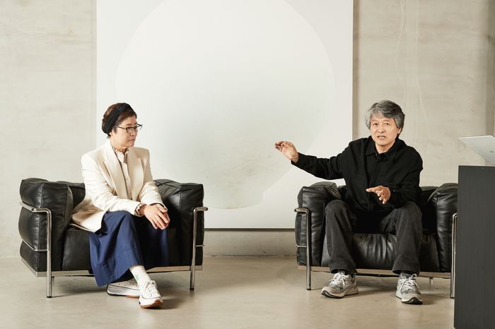 서영희 디렉터와 최영욱 작가가 서울 평창동 중정갤러리에서 인터뷰를 진행하고 있다 .