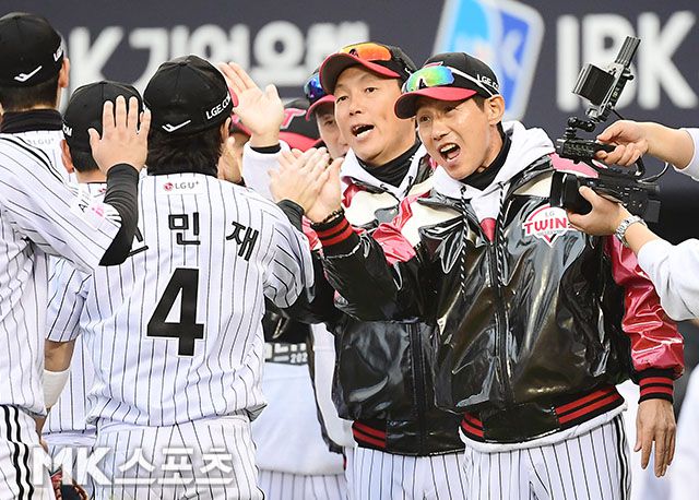 26일 오후 잠실구장에서 열린 ‘2025 신한 SOL Bank KBO 포스트시즌’ 한화 이글스와 LG 트윈스의 한국시리즈(7전 4선승제) 1차전에서 LG가 선발 톨허스트의 6이닝 2실점 호투와 3안타 2타점의 맹타를 휘두른 신민재의 활약속에 8-2 승리를 거뒀다. LG 염경엽 감독과 신민재가 승리의 하이파이브를 하고 있다. 사진(잠실 서울)=김영구 기자