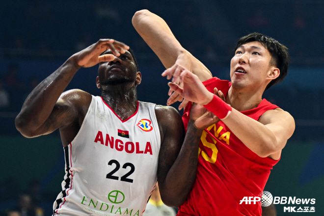 216cm 센터 저우치(사진 오른쪽). 사진=AFPBBNews=News1