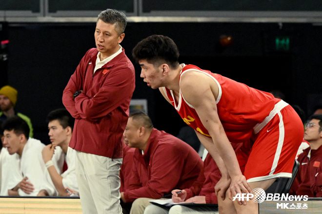 중국 농구의 부활을 이끌고 있는 궈스창 감독(사진 왼쪽). 사진=AFPBBNews=News1