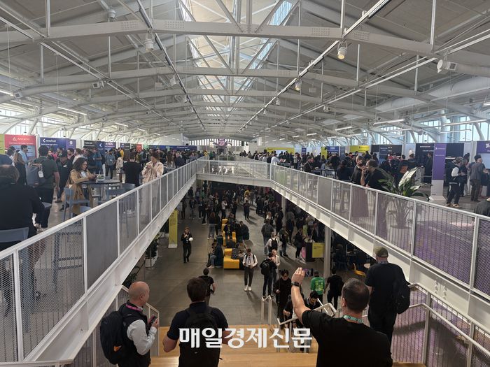 28일(현지시간) 미국 샌프란시스코에서 열린 ‘깃허브 유니버스 2025’ 현장이 참가자들고 붐비고 있다. [사진=원호섭 기자]