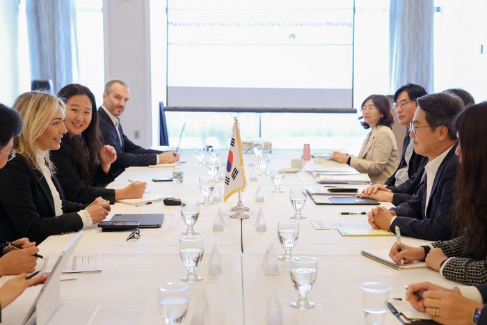 김동연 경기도지사가 파라마운트, 신세계측과 간담회를 갖고 있다. <사진=경기도 제공>