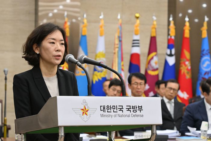 황성혜 구글코리아 부사장이 지난 13일 서울 용산구 국방부 청사에서 열린 국방위원회의 국방부 등에 대한 국정감사에서 의원질의에 답변하고 있다. [뉴스1]