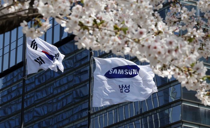 서울 서초구 삼성전자 서초사옥 앞에 벚꽃이 피어 있다. [김호영 기자]