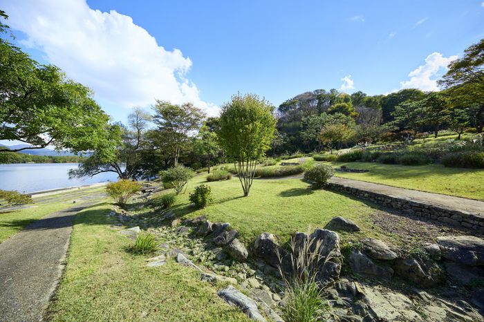 호수가 보이는 구릉지 산책로인 ‘옛돌정원’에도 이우환 설치 작품 3점이 놓여 있다.  자연과 공명하며 깊은 울림을 준다. <삼성문화재단>