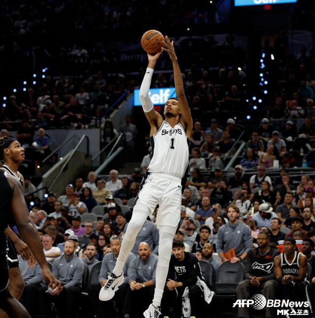 ‘CBS 스포츠’는 “지금의 웸반야마가 무서운 건 이 모든 것이 그저 플루크로 보이지 않는다는 것이다. 그는 3점슛 시도를 줄였으나 대신 페인트존 공격에 집중하고 있다. 이로 인해 단일 시즌 최다 덩크 기록을 경신할 페이스를 보이고 있다”며 “웸반야마는 사실상 멈출 수 없는 존재가 됐다”고 전했다. 사진=AFPBBNews=News1