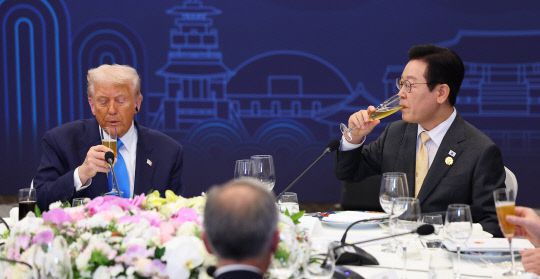 샴페인 대신 콜라를 마시는 트럼프 대통령. [사진출처 = 연합뉴스]