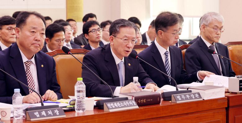 30일 국회 법제사법위원회의 법무부 등에 대한 종합국정감사에서 정성호 법무부 장관(왼쪽 둘째)이 의원의 질의에 답하고 있다. 김재훈 기자