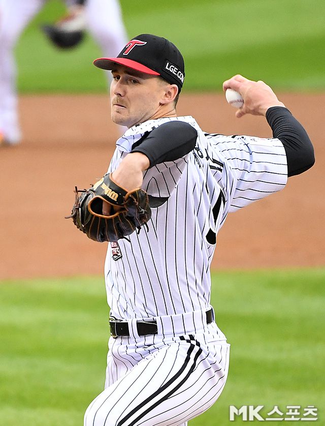 26일 오후 서울 잠실야구장에서 ‘2025 KBO 포스트시즌’ 한화 이글스와 LG 트윈스의 경기가 열렸다. LG 선발 톨허스트가 역투하고 있다. 사진=천정환 기자