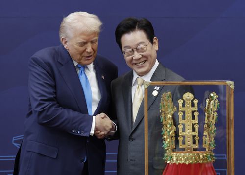 이재명 대통령이 10월 29일 경북 경주박물관에서 열린 한미 공식 환영식에서 도널드 트럼프 미국 대통령에게 무궁화 대훈장을 수여하고 천마총 금관 모형을 선물하고 있다. [김호영기자]