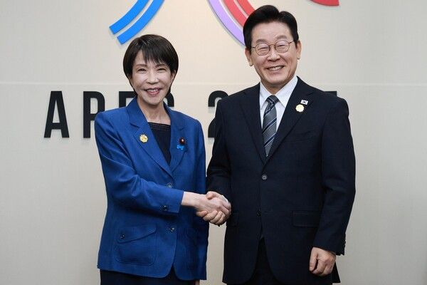 이재명 대통령과 다카이치 사나에 일본 총리가 30일 경북 경주 APEC 정상회의장에서 정상회담에 앞서 악수하고 있다. [사진출처 = 연합뉴스]