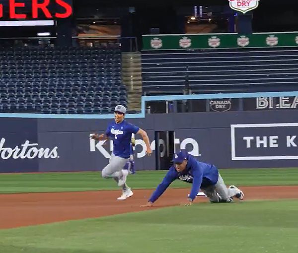 김혜성과 로버츠 감독이 달리기 대결을 했다. 사진= 다저스 X 영상 캡처.