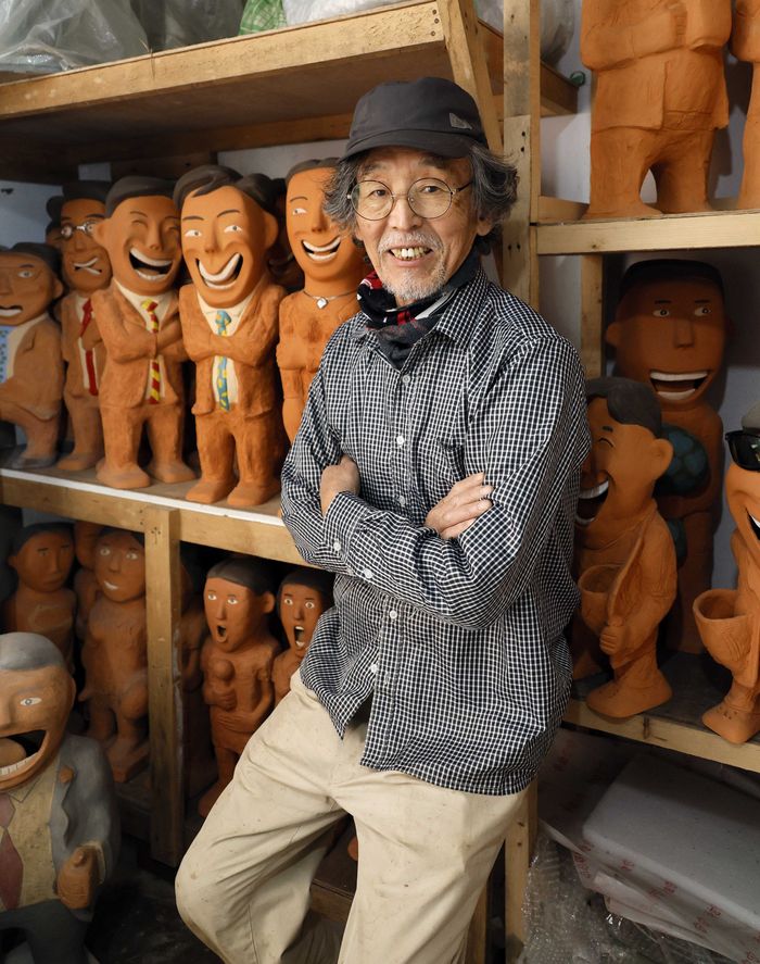 2025 김종영미술상 수상자로 결정된 조각가 김주호가 인천 강화도 작업실에서 자신의 작품들 앞에서 포즈를 취하고 있다.  <김호영 기자>