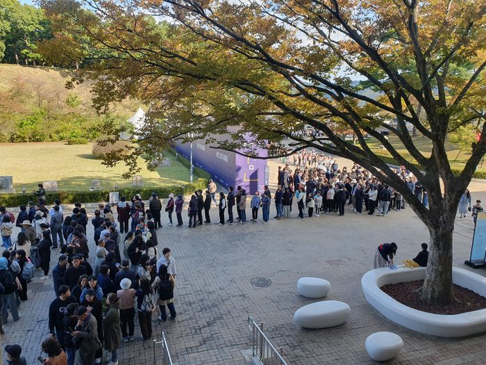 국내에서 발견된 신라금관 6점을 모두 모은 특별전 ‘신라금관, 권력과 위신’ 일반 관람이 시작된 2일 국립경주박물관에 관람객들이 대기하고 있다. <국립경주박물관 제공>