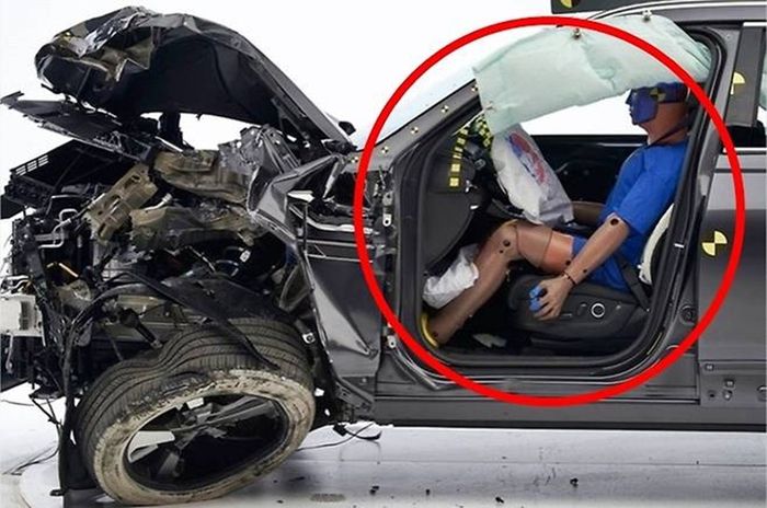 타이거 우즈를 살린 제네시스 GV80. IIHS 충돌테스트 장면 [사진출처=IIHS]