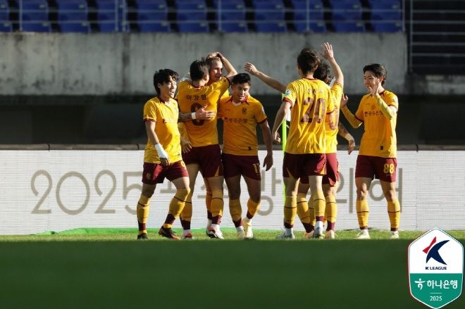 프리드욘슨의 득점을 축하하는 광주 FC 선수들. 사진=한국프로축구연맹