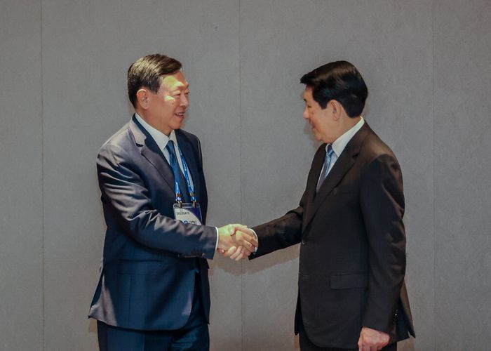 Lotte Group Chairman Shin Dong-bin (left) shakes hands with Vietnamese President Luong Cuong during their meeting in Gyeongju, North Gyeongsang Province, on October 30. (Lotte Group)