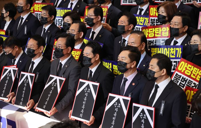 국민의힘 의원들이 4일 국회에서 이재명 대통령의 내년도 예산안에 대한 시정연설이 열리는 서울 여의도 국회 본회의장에 들어가지 않은 채 추경호 전 원내대표에 대한 구속영장 청구 등을 규탄하며 시위를 하고 있다. [국회사진기자단]