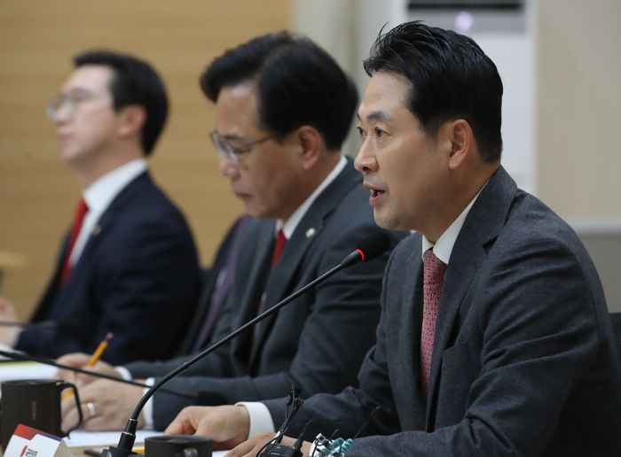 (창원=뉴스1) 윤일지 기자 = 장동혁 국민의힘 대표가 4일 오후 경남 창원 의창구 경남도청에서 열린 국민의힘 부산·울산·경남 지역민생 예산정책협의회에서 발언하고 있다.  2025.11.4/뉴스1