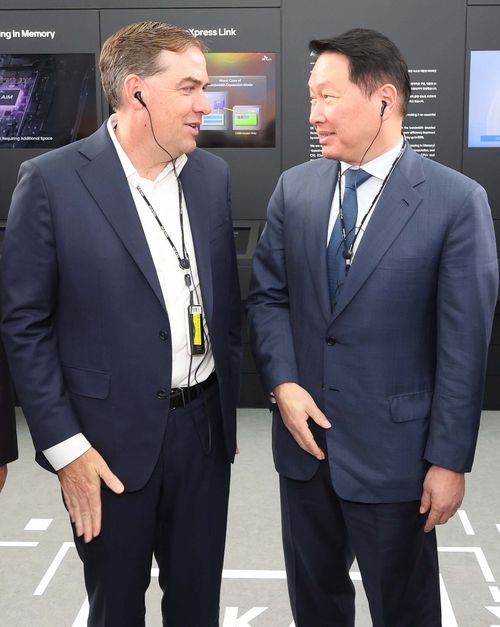 최태원 대한상의 회장과 맷 가먼 아마존웹서비스(AWS) CEO가 아시아태평양경제협력체(APEC) 정상회의 최고경영자(CEO) 서밋(Summit)이 개막한 지난달 28일 경북 경주엑스포대공원에 마련된 K-Tech 쇼케이스‘ 에어돔에서 SK그룹 부스를 둘러보던 중 대화를 나누고 있다. [경주 = 한주형 기자]