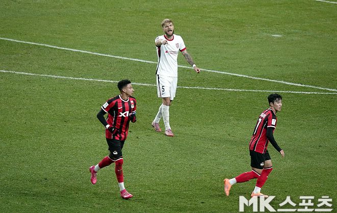 청두 룽청 중앙 수비수 티모(사진 가운데). 사진=이근승 기자