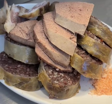 ‘이상한 과자가게’ 유튜버는 큰순대 8000원 어치를 시켰지만, 상인은 고기를 넣었다며 1만원을 받아 논란이 일고 있다. [유튜브 ‘이상한 과자가게’ 캡처]