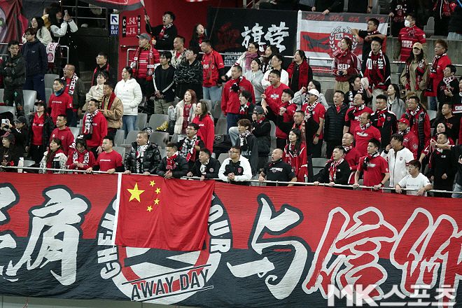 11월 4일 서울월드컵경기장에서 청두 룽청을 향해 열광적인 응원을 보내고 있는 청두 팬들. 사진=이근승 기자