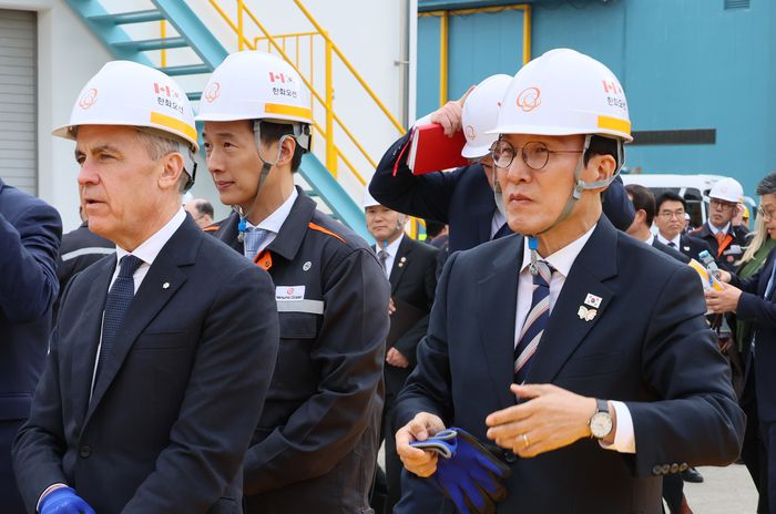 김민석 국무총리와 마크 카니 캐나다 총리가 지난달 30일 경남 거제 한화오션 거제조선소를 시찰하고 있다. 가운데는 김동관 한화그룹 부회장. [연합뉴스]