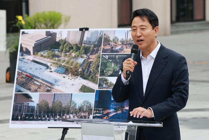 오세훈 서울시장이 올해 6월 8일 서울 광화문광장에서 6·25 전쟁 유엔 참전국 후손 교류캠프 참가자들에게 인사말을 하며 6·25 전쟁 22개 참전국과 국내외 참전용사들을 기리기 위해 조성될 감사의 정원을 소개하는 모습. [연합뉴스]