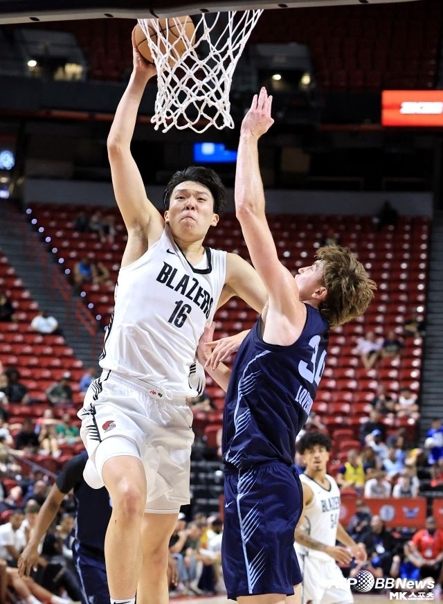 양한센은 CBA에서도 대단히 터프한 스타일의 선수는 아니었다. 대신 뛰어난 BQ를 무기로 어린 나이에도 뛰어난 활약을 할 수 있었다. 이 부분이 NBA에서도 통할 것이란 평가가 있었지만 아직 이르다는 것이 지난 5경기에서 나타났다. 사진=AFPBBNews=News1