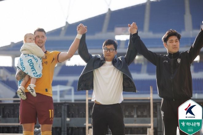 프리드욘슨(사진 맨 왼쪽), 이정효 감독(사진 가운데). 사진=한국프로축구연맹