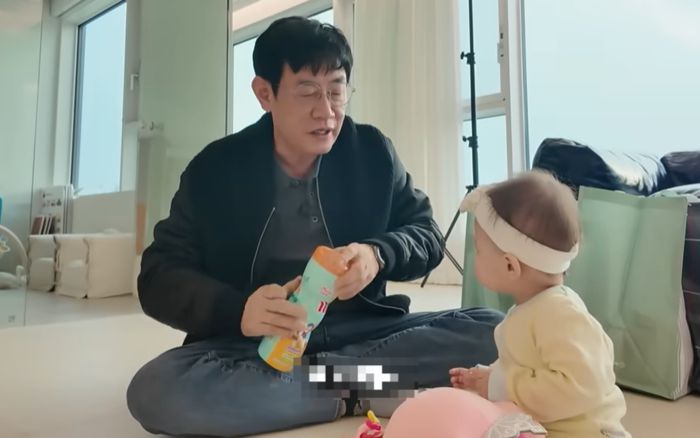 이경규가 태하 남매를 만나 할아버지 체험을 했다. [사진출처 = 유튜브 영상 캡처]