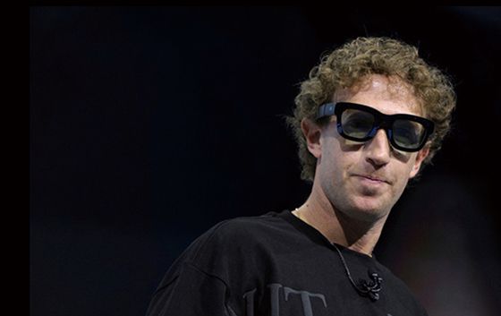 마크 저커버그 메타 최고경영자(CEO)가 지난해 AR 안경 ‘오라이언’을 쓴 모습. <사진 로이터연합뉴스>