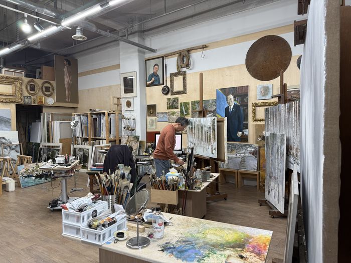 초상화가로 유명한 이원희 작가가 경기도 고양시 삼송 작업실에서 붓에 물감을 묻히고 있다.   <이향휘 기자>