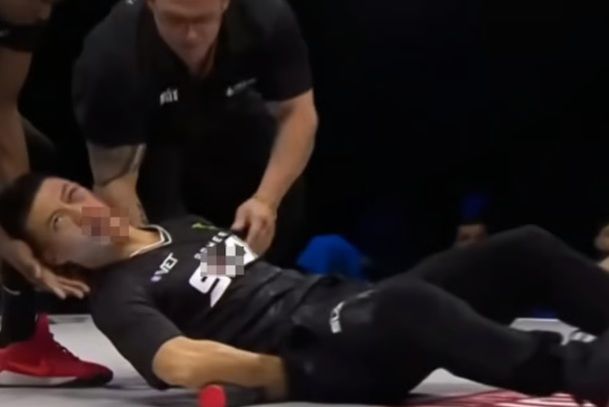 따귀 때리기 3라운드에서 쓰러지며 의식을 잃은 중국 참가자. [사진출처 = SCMP]