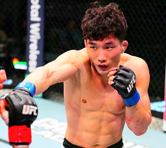 RTU 시즌2 밴텀급 우승자 이창호가 2025년 11월 미국 네바다주 엔터프라이즈 UFC on ESPN+ 121 제6경기에서 티머시 앙헬 쿠암바를 상대하고 있다. 사진=TKO