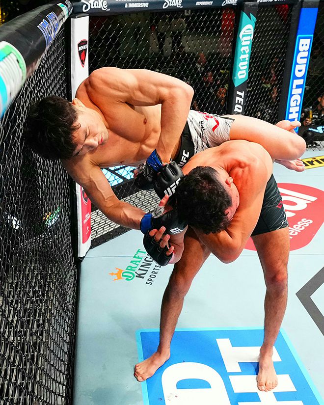 RTU 시즌2 밴텀급 우승자 이창호가 2025년 11월 미국 네바다주 엔터프라이즈 UFC on ESPN+ 121 제6경기 1라운드 티머시 앙헬 쿠암바의 등에 매달려 때리고 있다. 사진=TKO