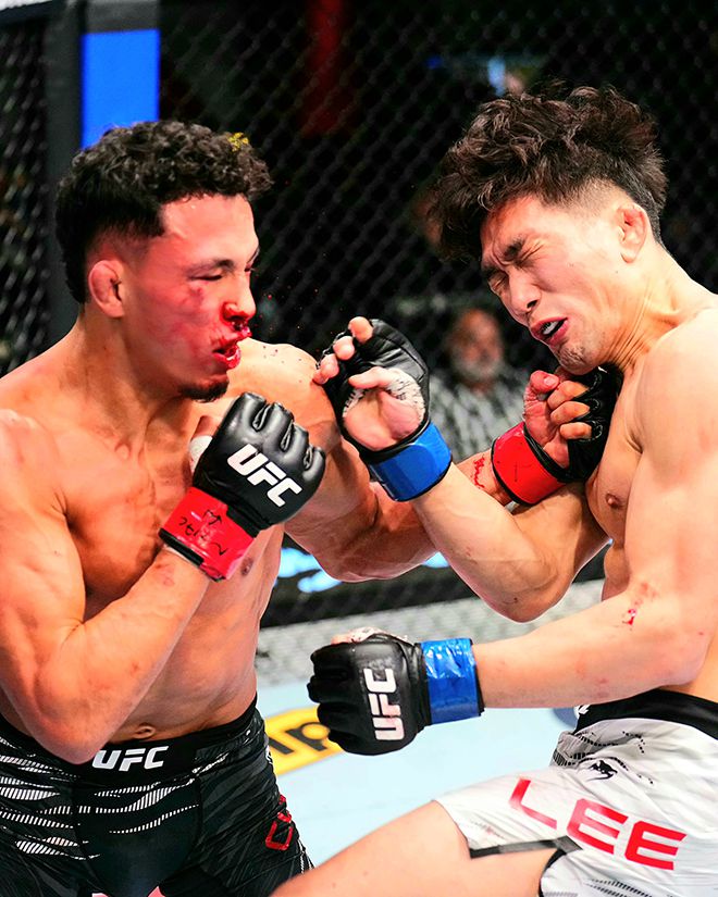 2025년 11월 미국 네바다주 엔터프라이즈 UFC on ESPN+ 121 제6경기에서 라이트급 출신 티머시 앙헬 쿠암바와 RTU 시즌2 밴텀급 우승자 이창호가 주먹을 교환하고 있다. 사진=TKO