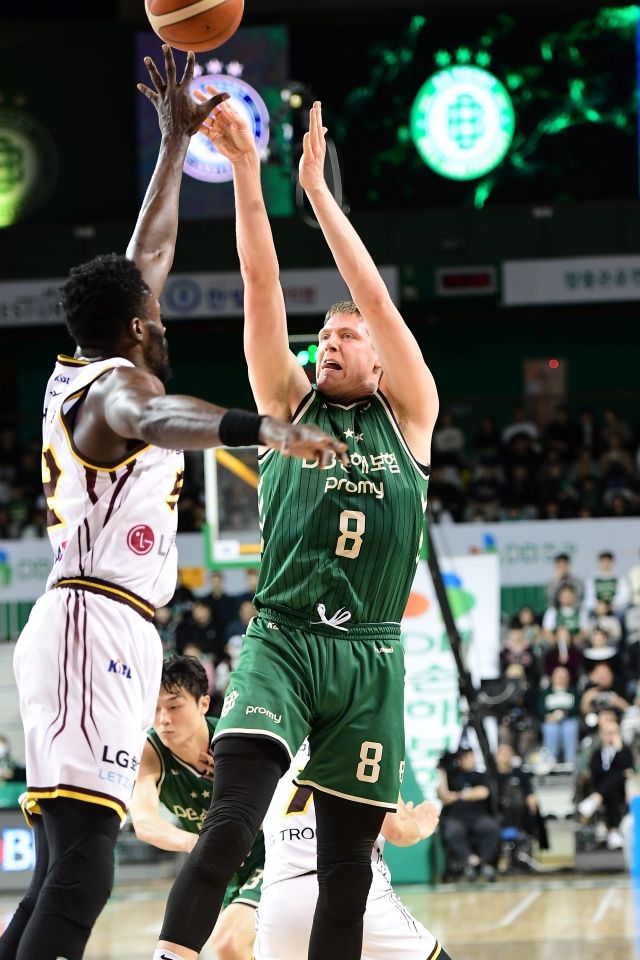 엘런슨은 19점 8리바운드 2어시스트를 기록, 맹활약했다. 사진=KBL 제공