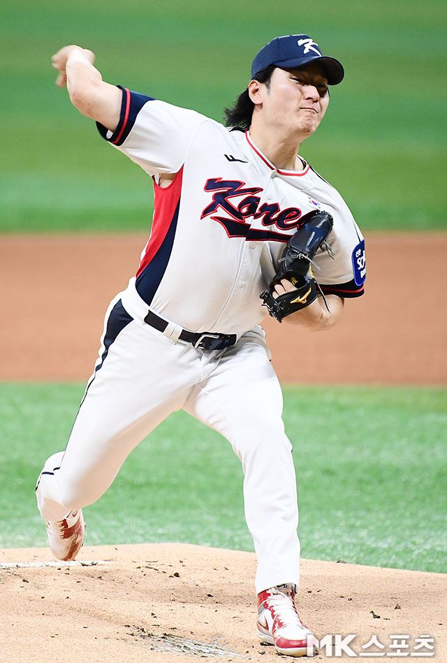 8일 오후 서울 고척스카이돔에서 ‘2025 NAVER K-BASEBALL SERIES’ 한국과 체코의 평가전이 열렸다. 대표팀 선발 곽빈이 역투하고 있다. 사진(고척 서울)=김영구 기자