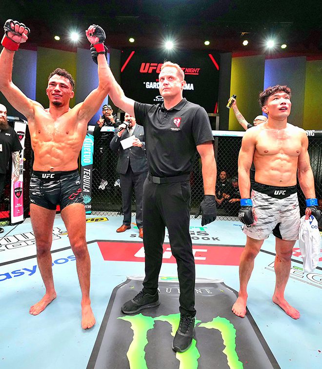 티머시 앙헬 쿠암바가 2025년 11월 미국 네바다주 엔터프라이즈 UFC on ESPN+ 121 제6경기 승리 후 기뻐하고 있다. 오른쪽은 아쉬워하는 RTU 시즌2 밴텀급 우승자 이창호. 사진=TKO