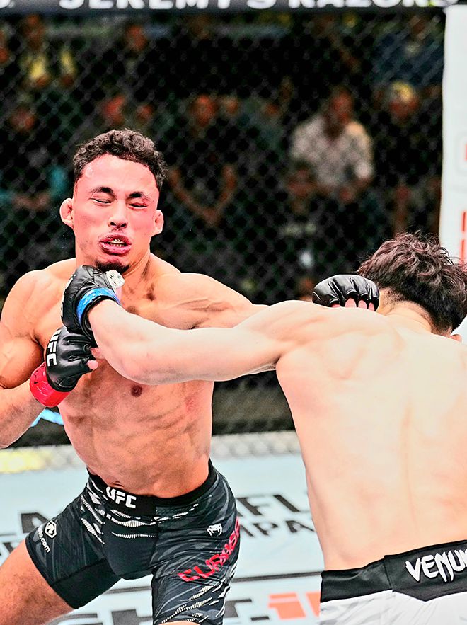 라이트급 출신 티머시 앙헬 쿠암바가 2025년 11월 미국 네바다주 엔터프라이즈 UFC on ESPN+ 121 제6경기에서 RTU 시즌2 밴텀급 우승자 이창호한테 맞고 있다. 사진=TKO