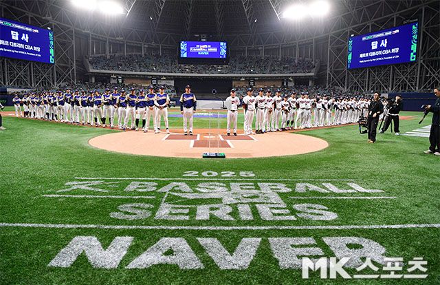 8일 오후 서울 고척스카이돔에서 ‘2025 NAVER K-BASEBALL SERIES’ 한국과 체코의 평가전이 열렸다. 경기에 앞서 양팀 대표팀 선수들이 그라운드에 도열되어 있다. 사진(고척)=김영구 기자